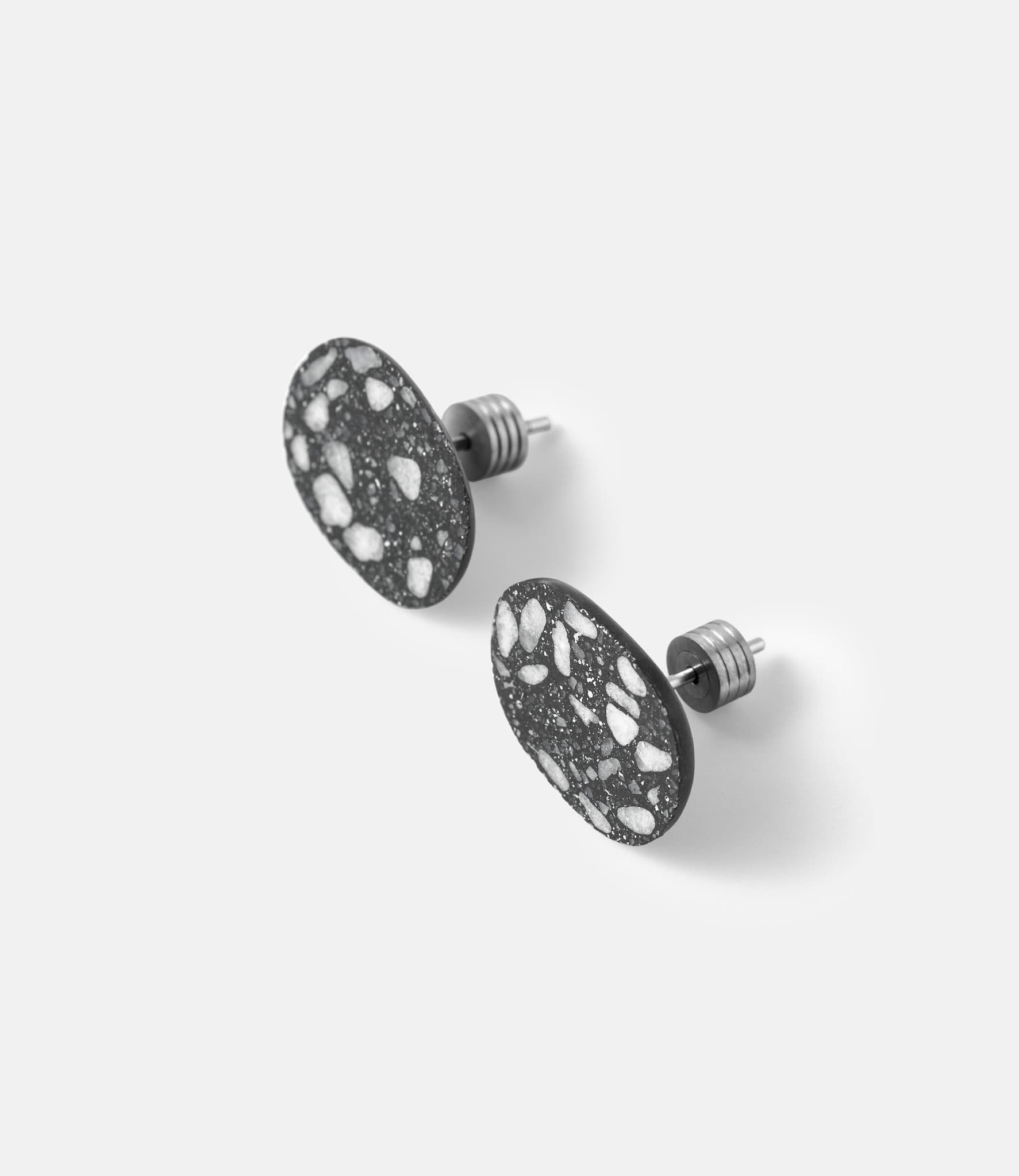 22 Studio Pebble Dark Grey — серьги из бетона и камней