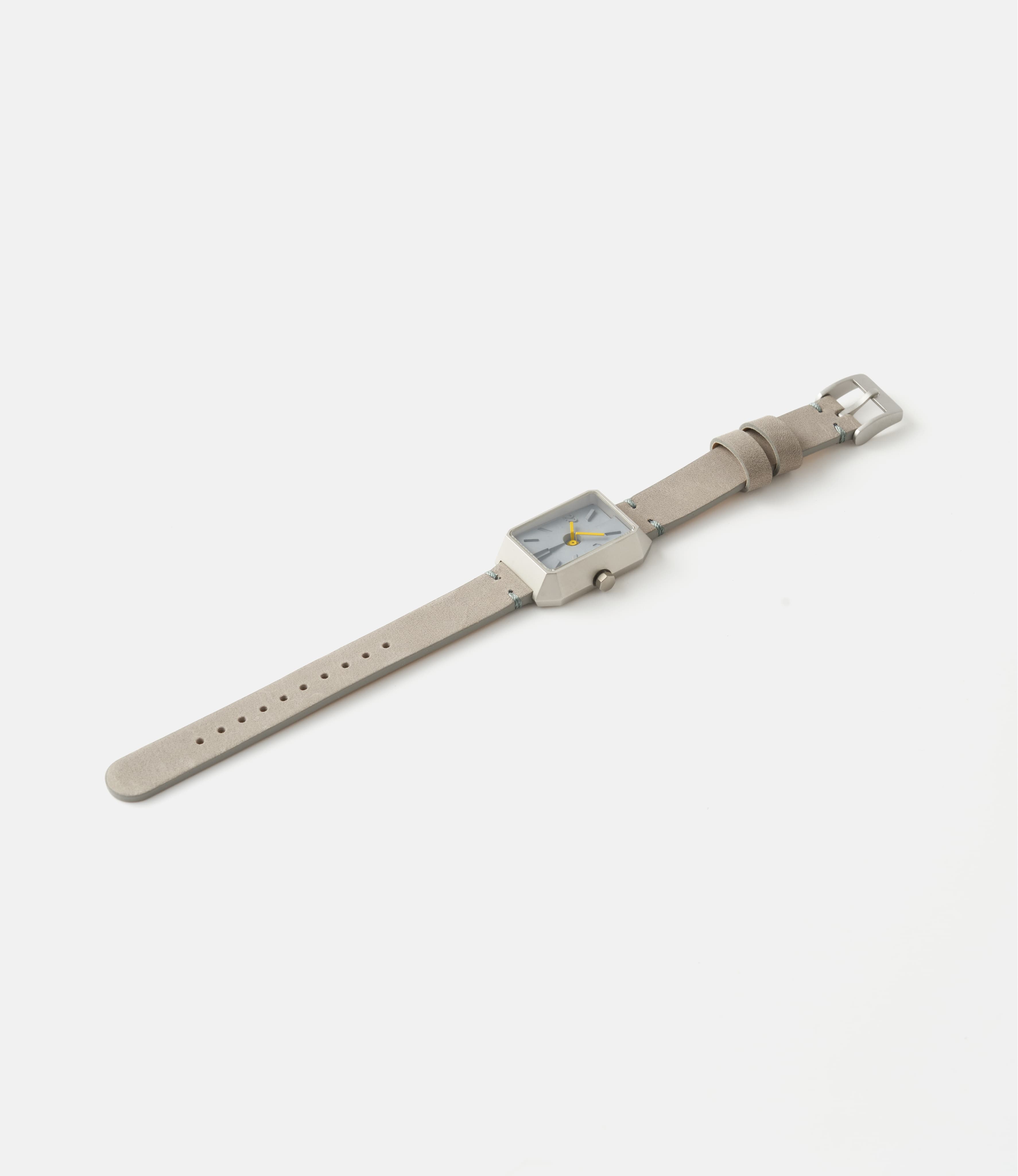 22 Studio Ups & Downs Rectangular Grey — прямоугольные часы с циферблатом из бетона