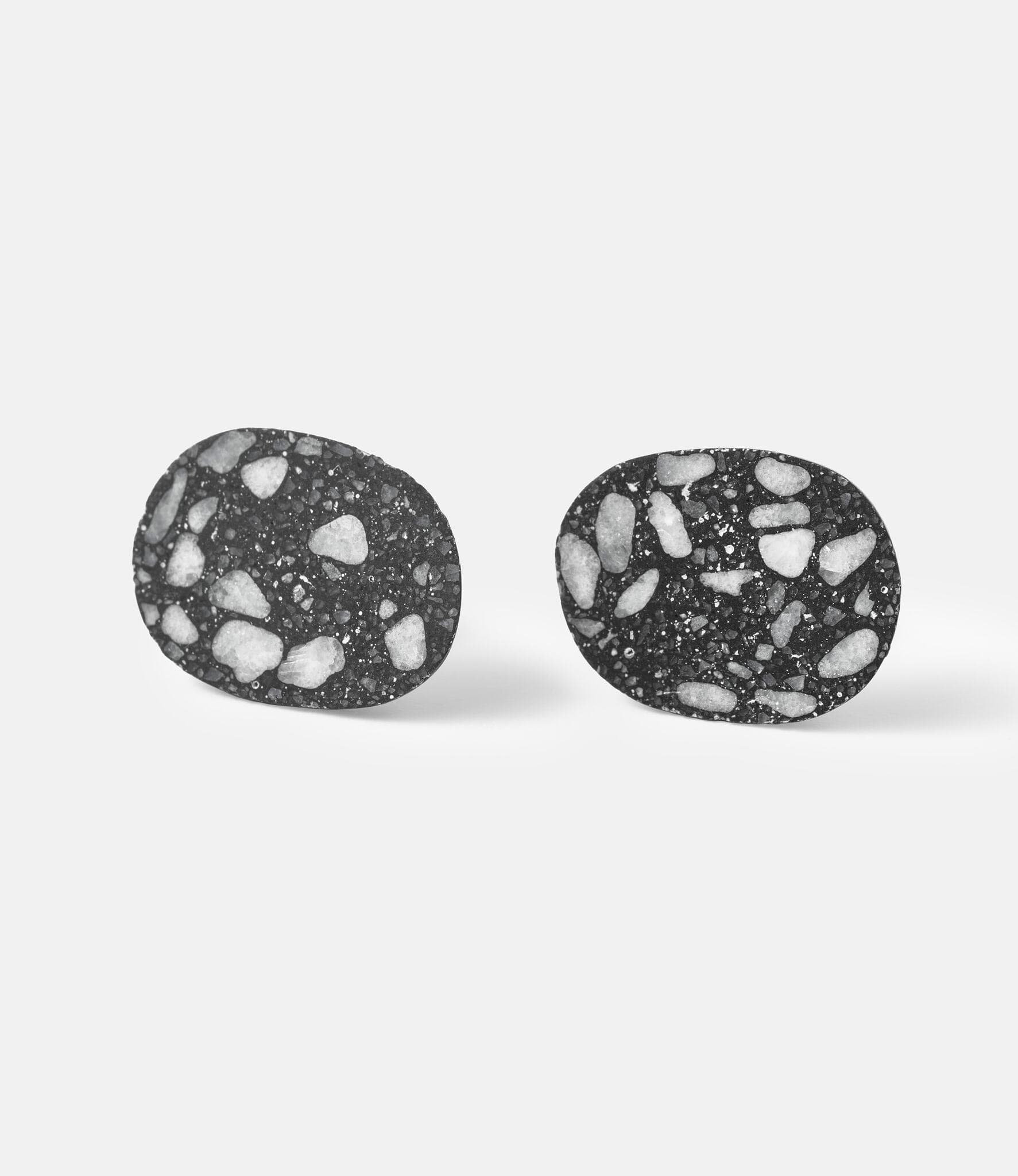 22 Studio Pebble Dark Grey — серьги из бетона и камней