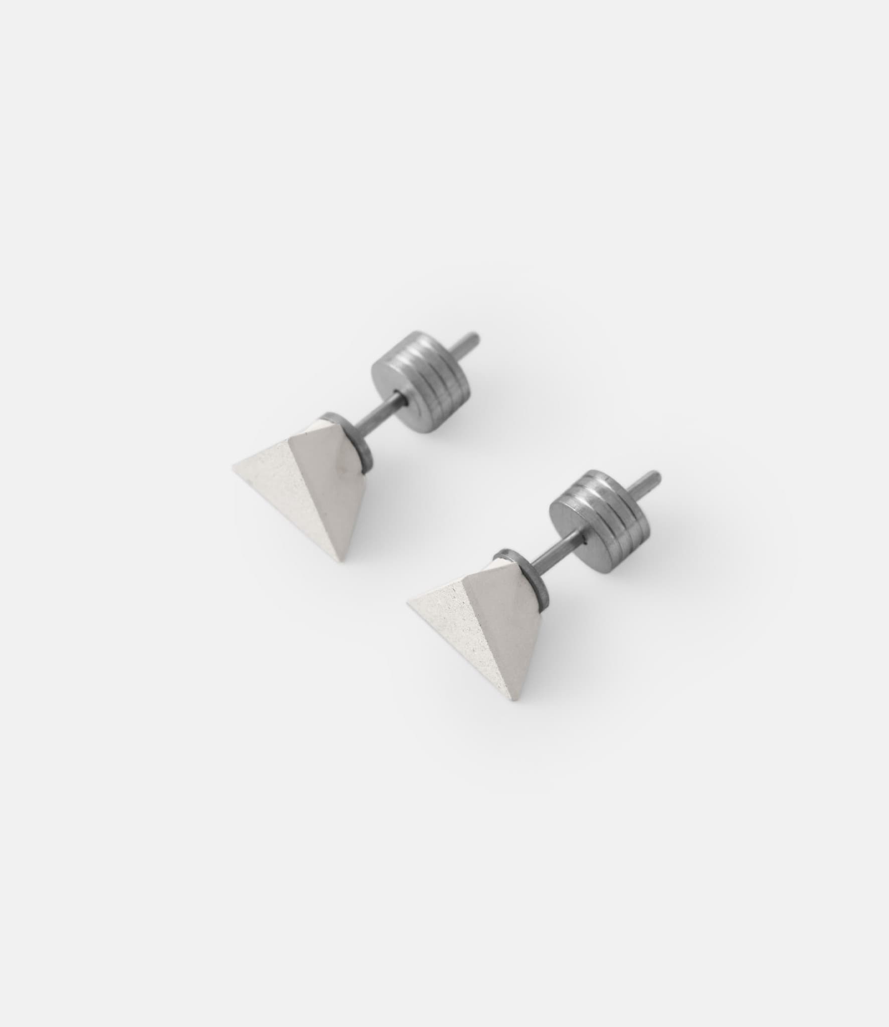 22 Studio Tetrahedron Earring White — серьги из бетона