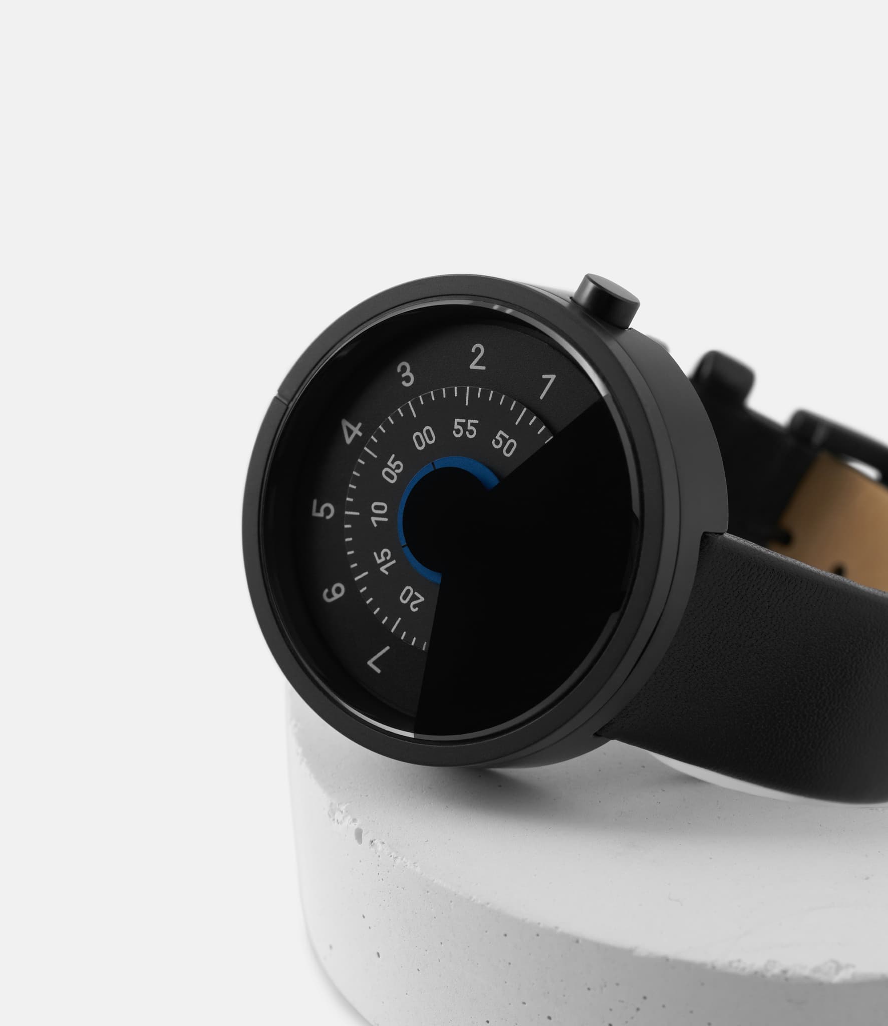 Anicorn Series 000 Black & Blue — часы с дисковым циферблатом