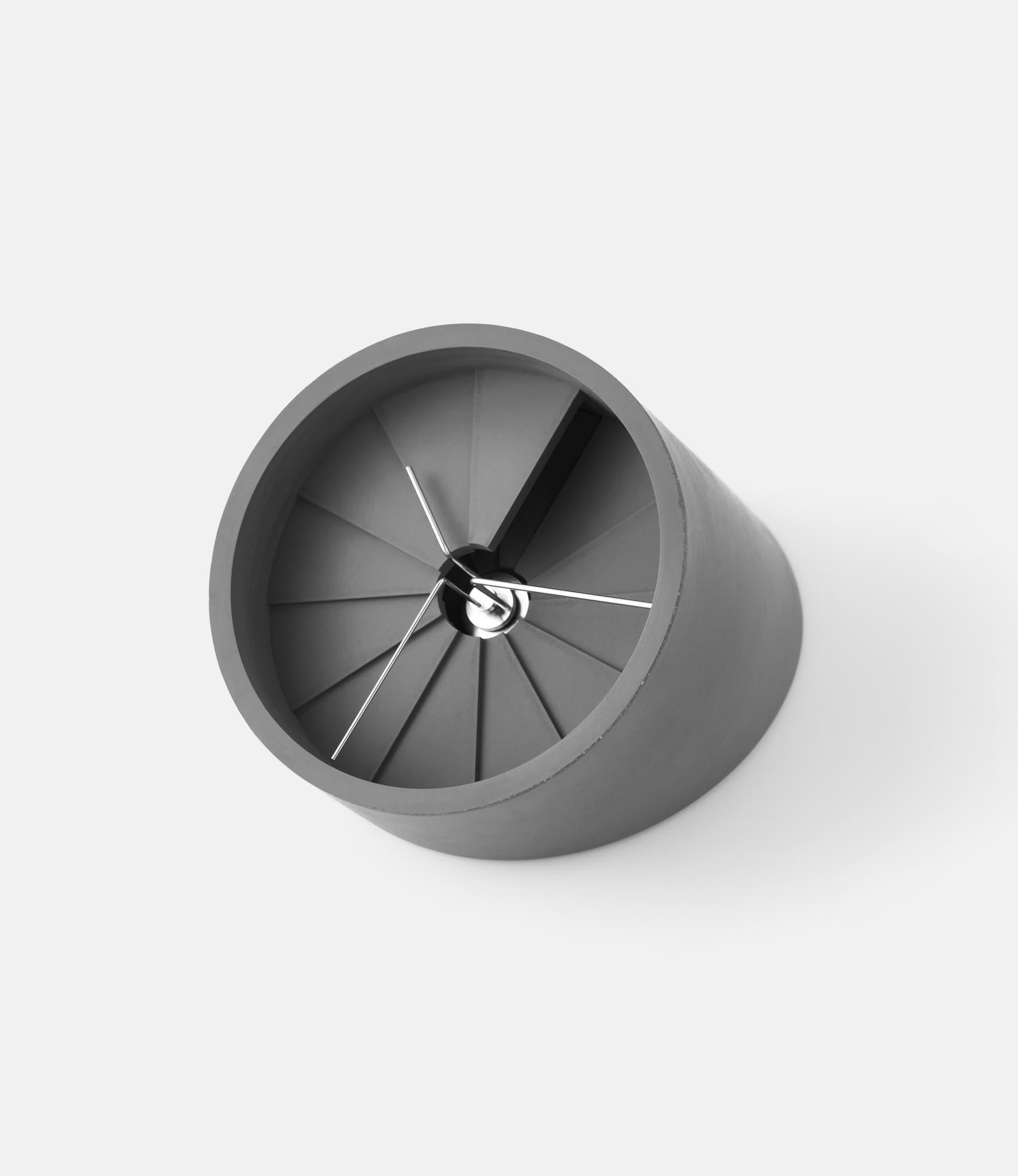 22 Studio 4th Dimension Table Clock Dark Grey — настольные часы из бетона